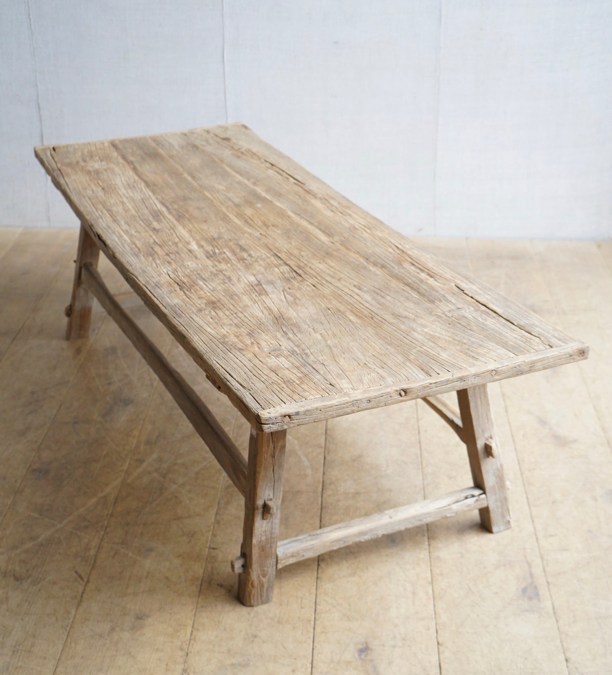Elm Kang Table